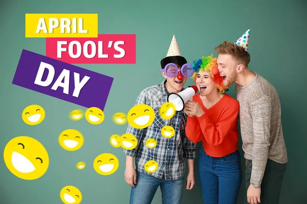 Funny vrienden met megafoon op kleur achtergrond. April Fools ' dag prank — Stockfoto