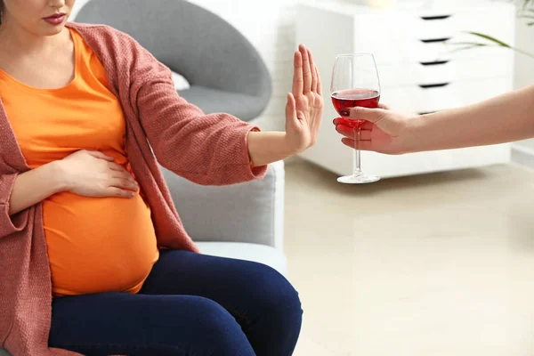 妊娠中の家でアルコールを拒否 — ストック写真