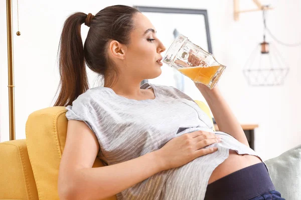 Mulher grávida bebendo álcool em casa — Fotografia de Stock