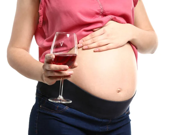 Mulher grávida com copo de vinho no fundo branco — Fotografia de Stock