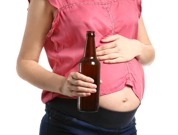 Беременная женщина с бутылкой пива на белом фоне — стоковое фото