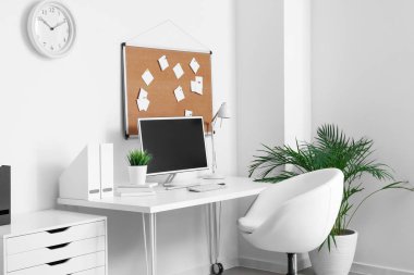 Odada şık ve modern çalışma alanı