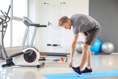 Spor salonunda eğitim sportif genç adam