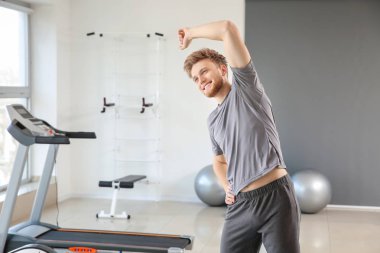 Spor salonunda eğitim sportif genç adam