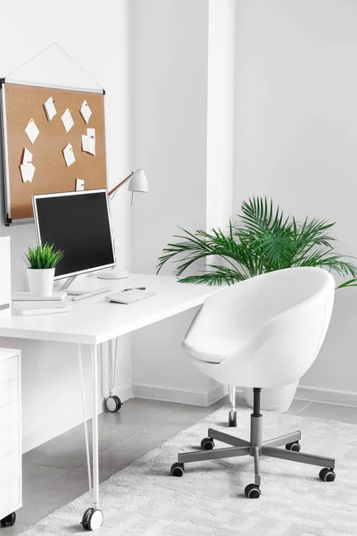 Elegante lugar de trabajo moderno en la habitación — Foto de Stock