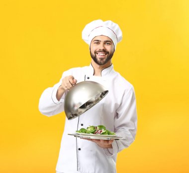 Renkli arka planda salata ile yakışıklı erkek Şef