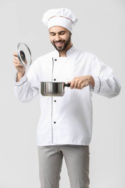 Beyaz arka planda pot ile yakışıklı erkek Şef