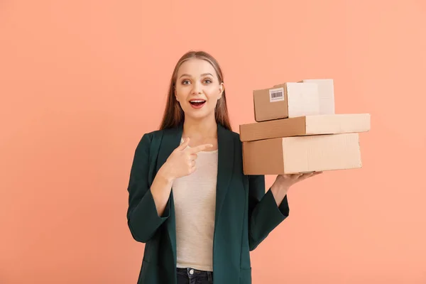 Renkli arka planda karton kutular ile mutlu kadın — Stok fotoğraf