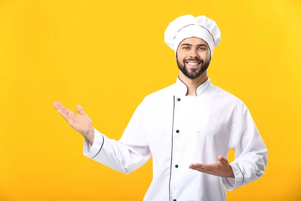 Chef masculino guapo sobre fondo de color — Foto de Stock