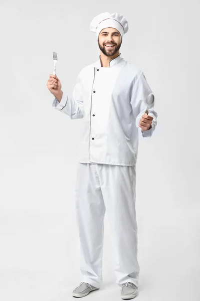 Bonito chef masculino no fundo branco — Fotografia de Stock