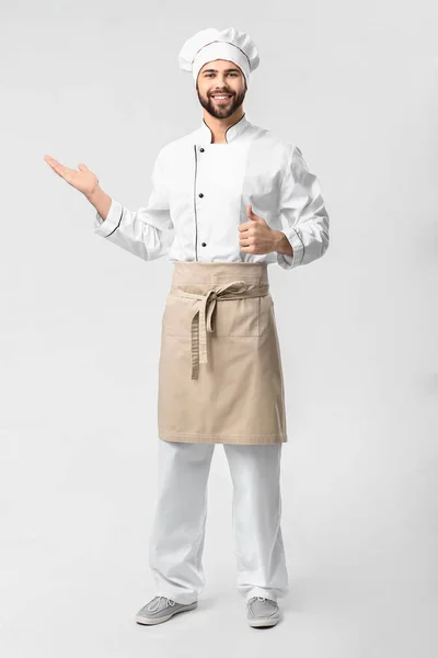 Bonito chef masculino no fundo branco — Fotografia de Stock