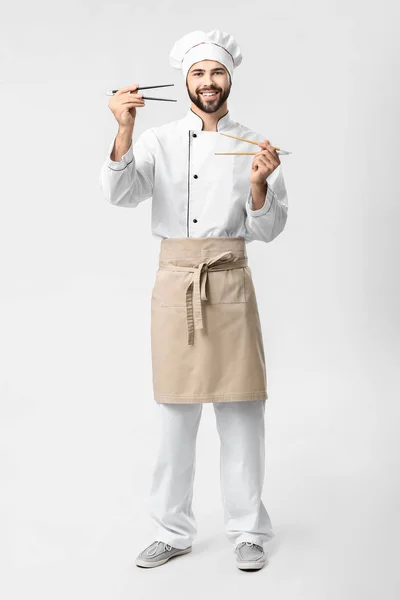 Guapo chef masculino con palillos sobre fondo blanco —  Fotos de Stock