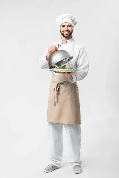 Guapo chef masculino con ensalada sobre fondo blanco —  Fotos de Stock