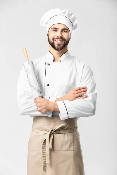 Knappe mannelijke chef-kok op witte achtergrond — Stockfoto