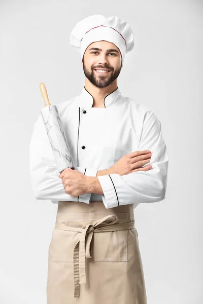 Bonito chef masculino no fundo branco — Fotografia de Stock