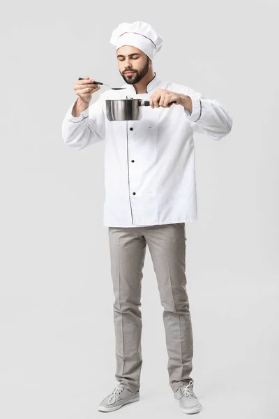Chef masculino guapo con olla sobre fondo blanco —  Fotos de Stock