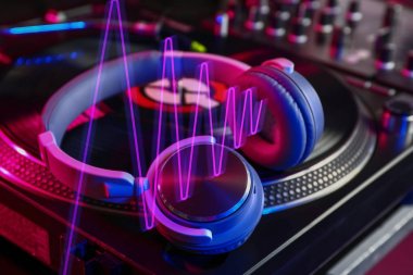 Gece kulübü, çekim modern DJ Mikser üzerinde kulaklıklar