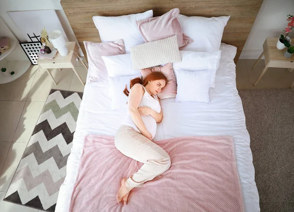 ผู้หญิงท้องสวยนอนบนเตียง — ภาพถ่ายสต็อก