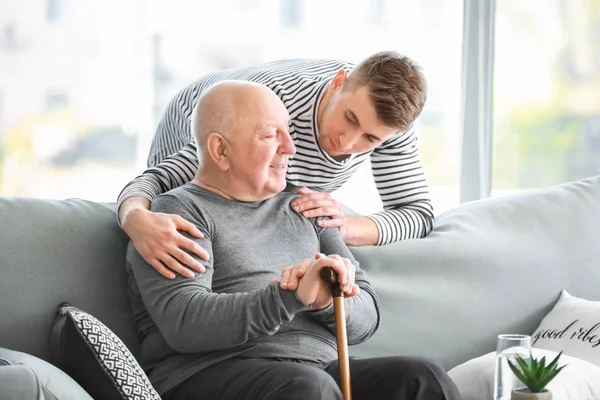 Pfleger mit Seniorin in Pflegeheim — Stockfoto