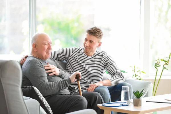 Pfleger mit Seniorin in Pflegeheim — Stockfoto