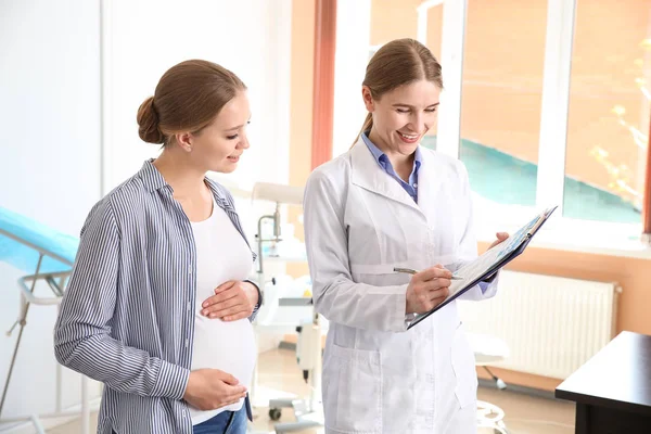 Schwangere besucht ihren Frauenarzt in Klinik — Stockfoto