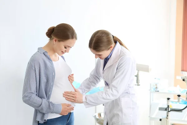Zwangere vrouw bezoekt haar gynaecoloog in kliniek — Stockfoto