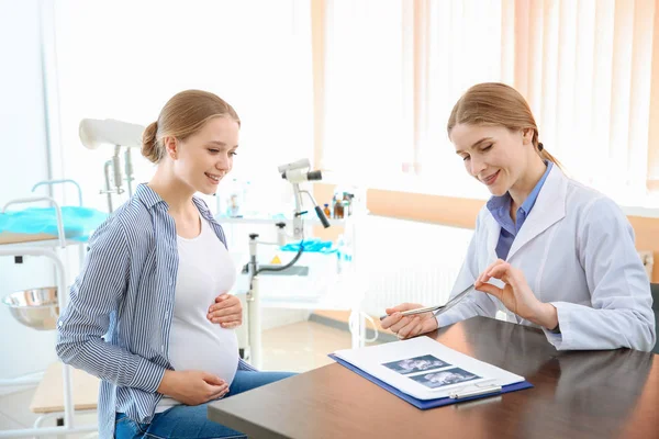 Zwangere vrouw bezoekt haar gynaecoloog in kliniek — Stockfoto