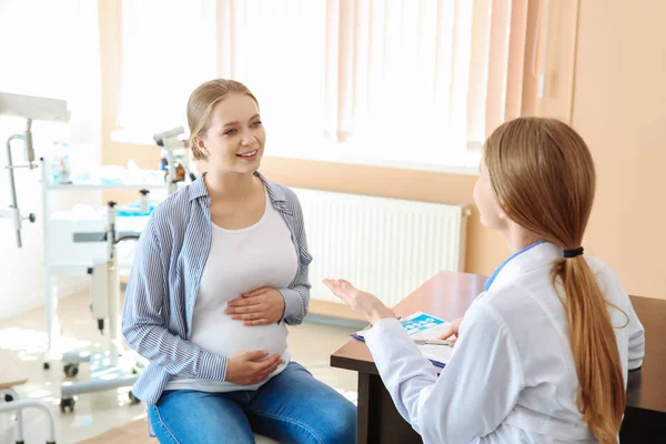 Donna incinta dal suo ginecologo in clinica — Foto Stock