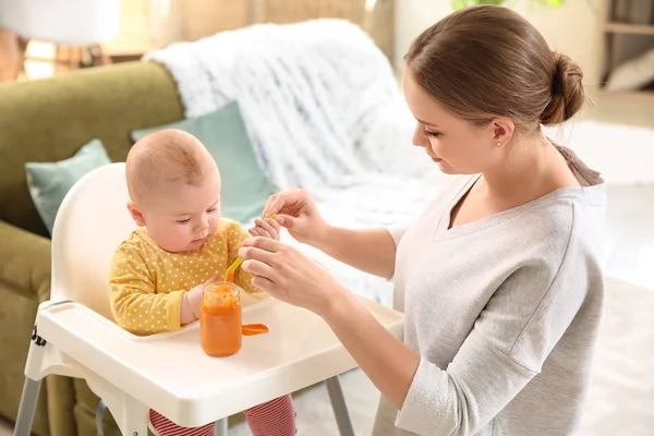 Matka krmí své malé děťátko doma — Stock fotografie