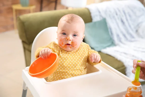 Lindo bebé untado con comida sabrosa en casa — Foto de Stock