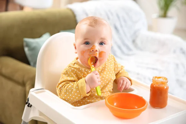 Lindo bebé comiendo comida sabrosa en casa — Foto de Stock