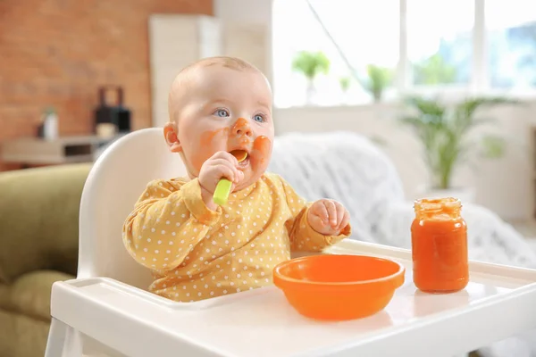 귀여운 작은 아기 먹는 맛있는 음식 에 집에서 — 스톡 사진