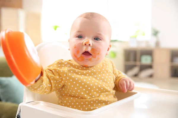 Lindo bebé untado con comida sabrosa en casa — Foto de Stock