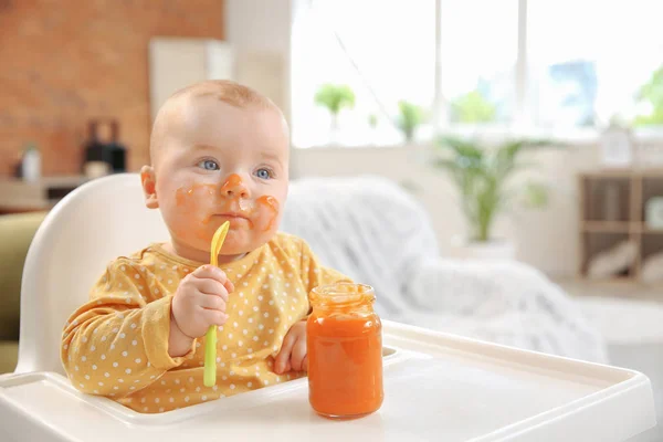 かわいい赤ちゃんが自宅でおいしい食べ物を食べて — ストック写真