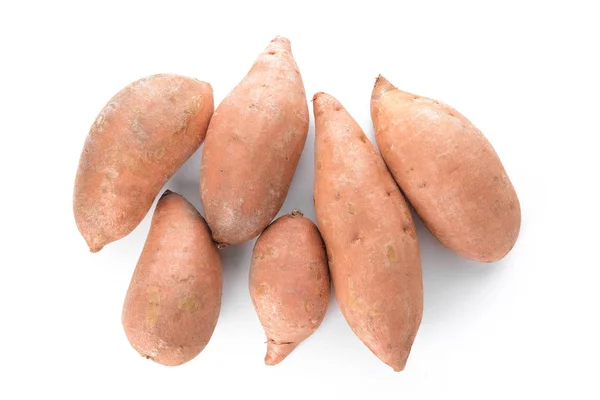 Batatas doces frescas no fundo branco — Fotografia de Stock