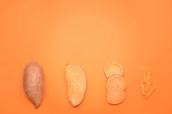 Patates douces fraîches sur fond de couleur — Photo