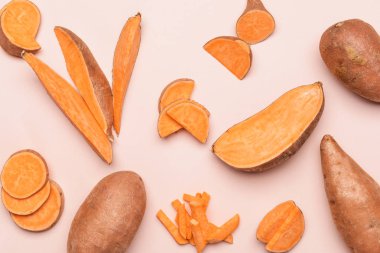 Hafif arka planda taze tatlı patates