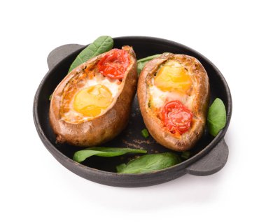 Beyaz arka planda yumurta ve domates ile pişmiş tatlı patates