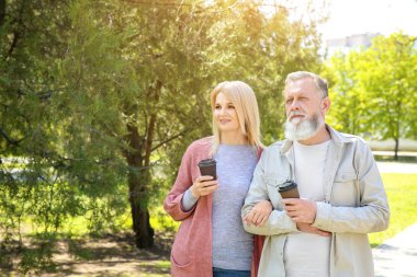 Park'ta yürüyordunuz mutlu yaşlı çift