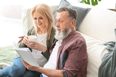 Mutlu yaşlı çift evde dinleniyor.