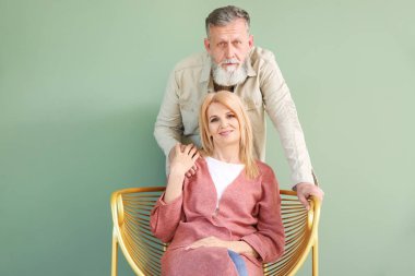 Renkli arka planda güzel yaşlı çift