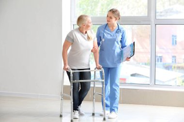 Klinikte olgun hasta ile tıbbi asistan