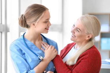 Klinikte olgun hasta ile tıbbi asistan