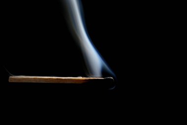 Koyu arkaplanda yanmış eşleşme