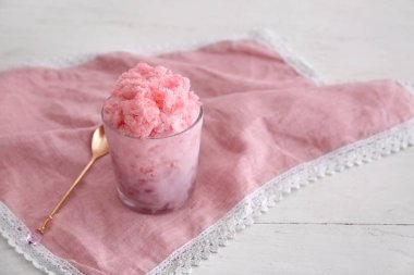 Masada lezzetli tıraş buz ile Cam