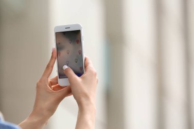 Navigasyon açık havada için cep telefonu kullanarak kadın