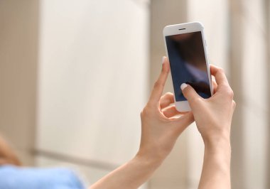 Navigasyon açık havada için cep telefonu kullanarak kadın