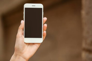 Cep telefonu açık havada Genç kadın, kapatmak