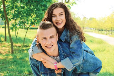 Parkta dinlenmek mutlu sevgi dolu çift