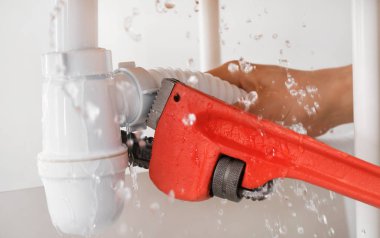 Mutfak lavabo, yakın çekim tesisatçı tamir boruları